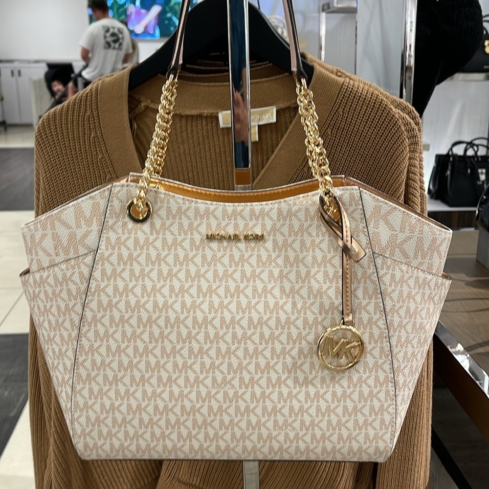 MICHAEL KORS 
Jet Set Travel Large Signature Chain Shoulder Tote Bag
Rose Gold
